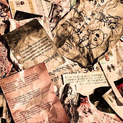 散乱した古い書類とメモの山の写真