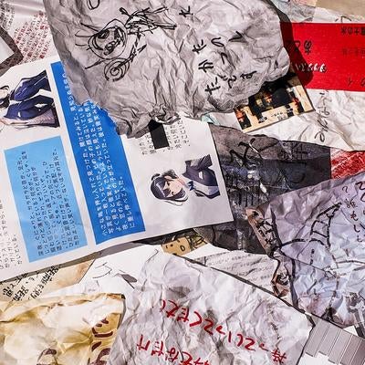 散乱する怪文書と不可解な謎の写真