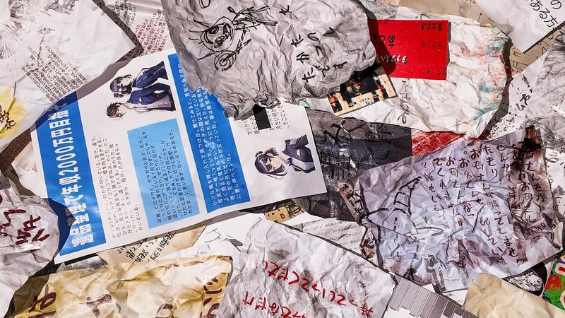 散乱する怪文書と不可解な謎の写真