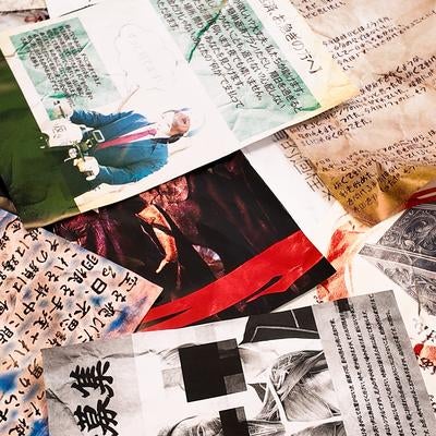 散らばった新聞記事と古い写真の調査資料の写真