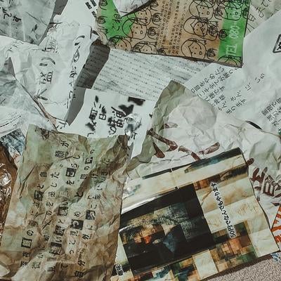 無造作に散らばった雑誌やチラシなどの印刷物の写真