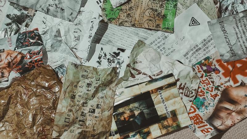 無造作に散らばった雑誌やチラシなどの印刷物の写真