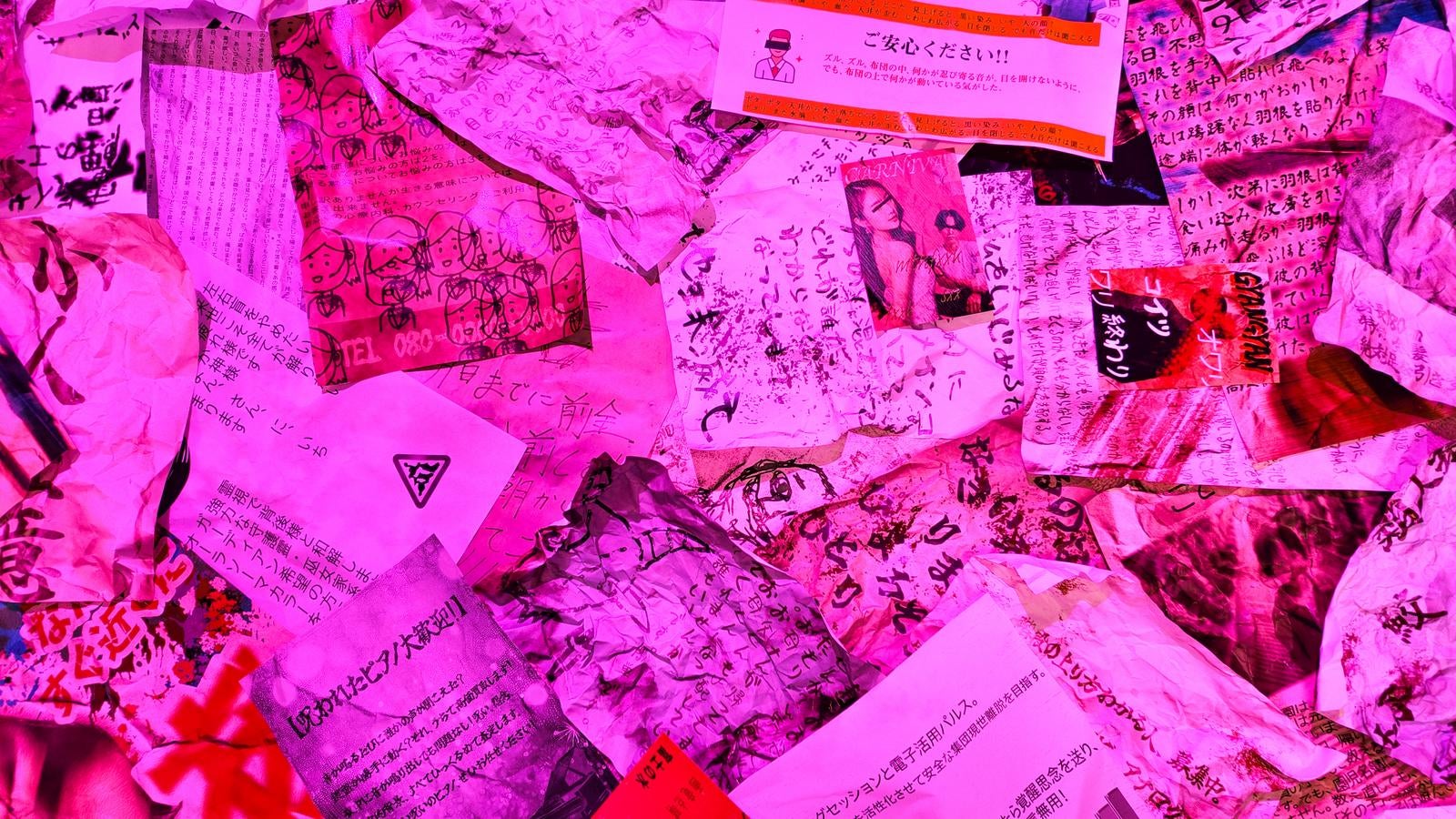「ピンクのライティングで演出された不気味な手書き文書とメモの山」の写真