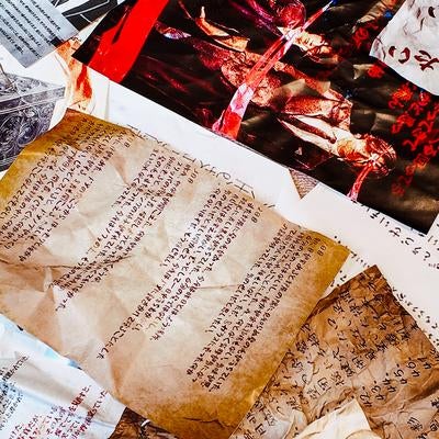 無造作に重なって散らばった古い書類や文書類の写真