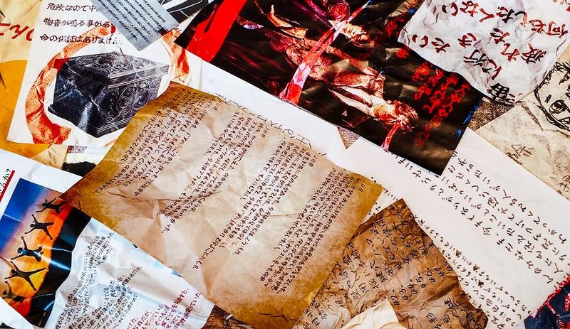 無造作に重なって散らばった古い書類や文書類の写真