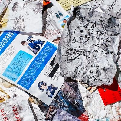 床一面に散らばった怪文書と雑誌が無造作に重なり合うの写真