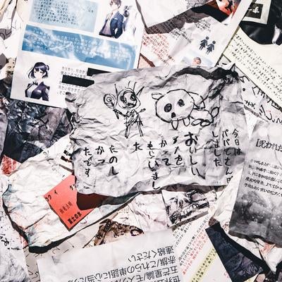 意味不明なメッセージが集まる怪文書の山の写真