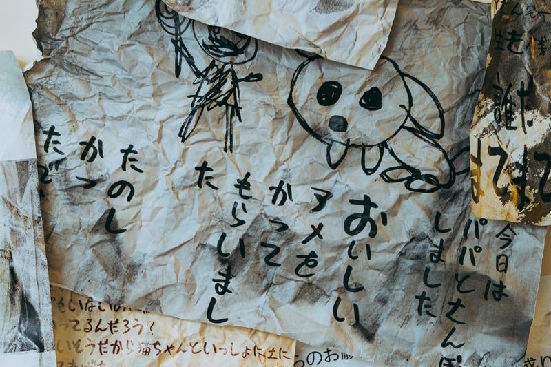 折り目と汚れが目立つ古い紙に手書きされた落書きの写真
