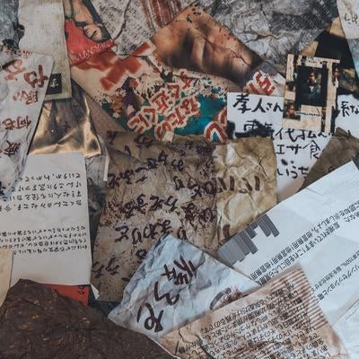 古い怪文書と紙屑の廃棄物の写真