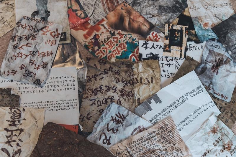 古い怪文書と紙屑の廃棄物の写真