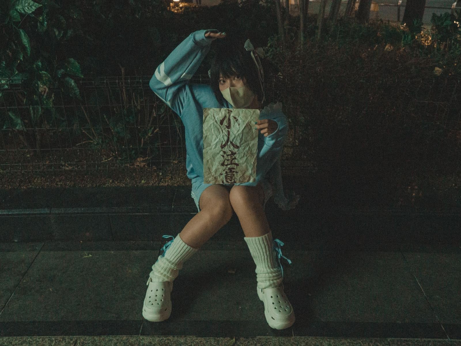 「夜道で怪しげな勧誘を始める今風の女性」の写真［モデル：緋真煉］