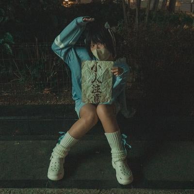 夜道で怪しげな勧誘を始める今風の女性の写真