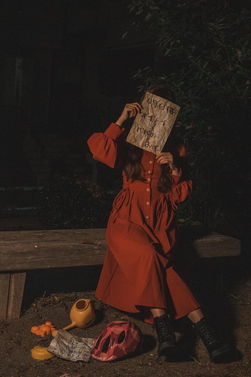 「ベンチで始まるあちら側の儀式」の写真［モデル：ラミエル］