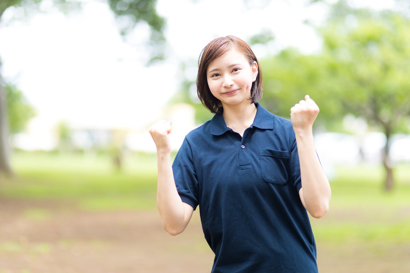 「元気を出していきましょうと励ます介護士の女性」の写真［モデル：yumiko］