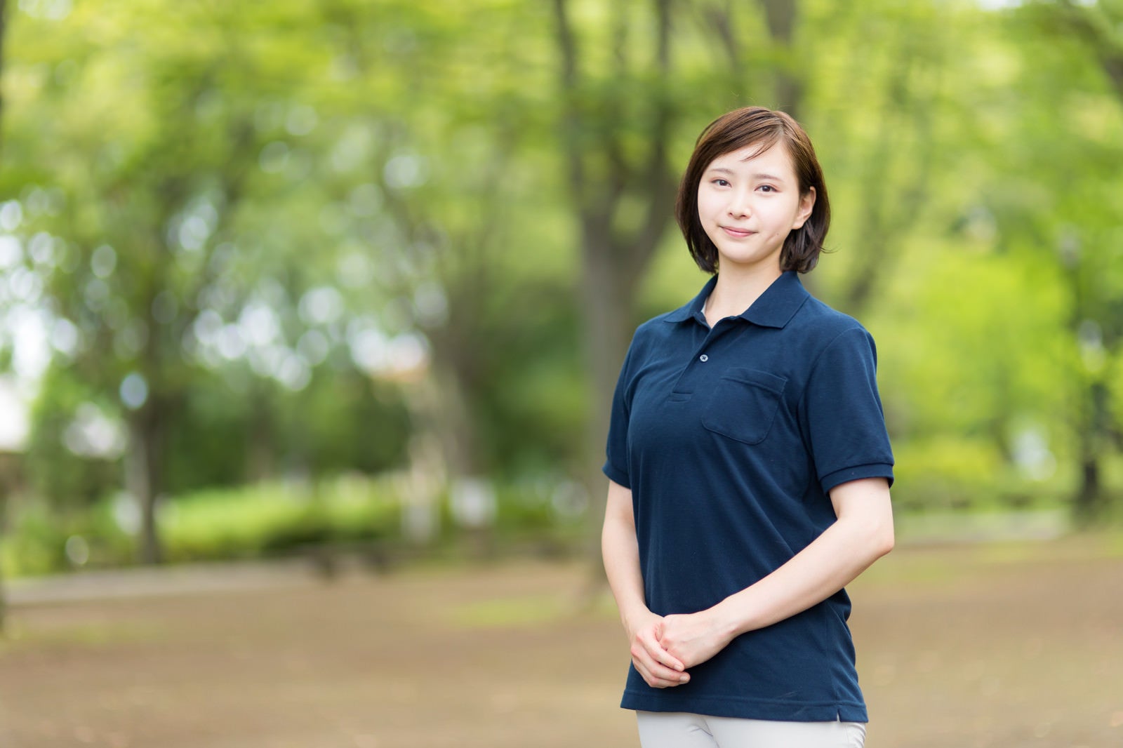 「新緑の公園と美しい介護士の女性」の写真［モデル：yumiko］