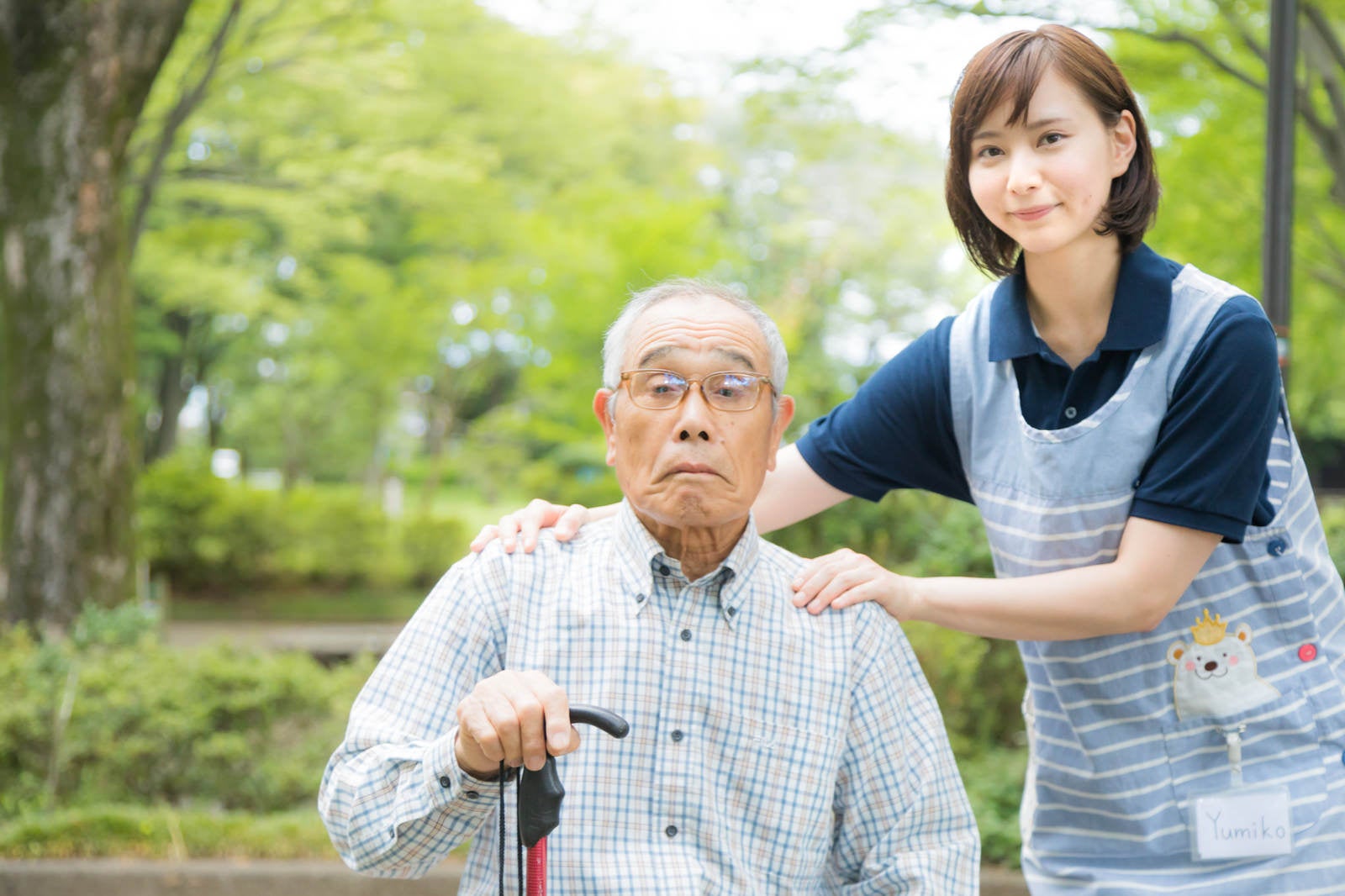 「介護士さんと記念撮影するお爺さん」の写真［モデル：まーちゃん yumiko］