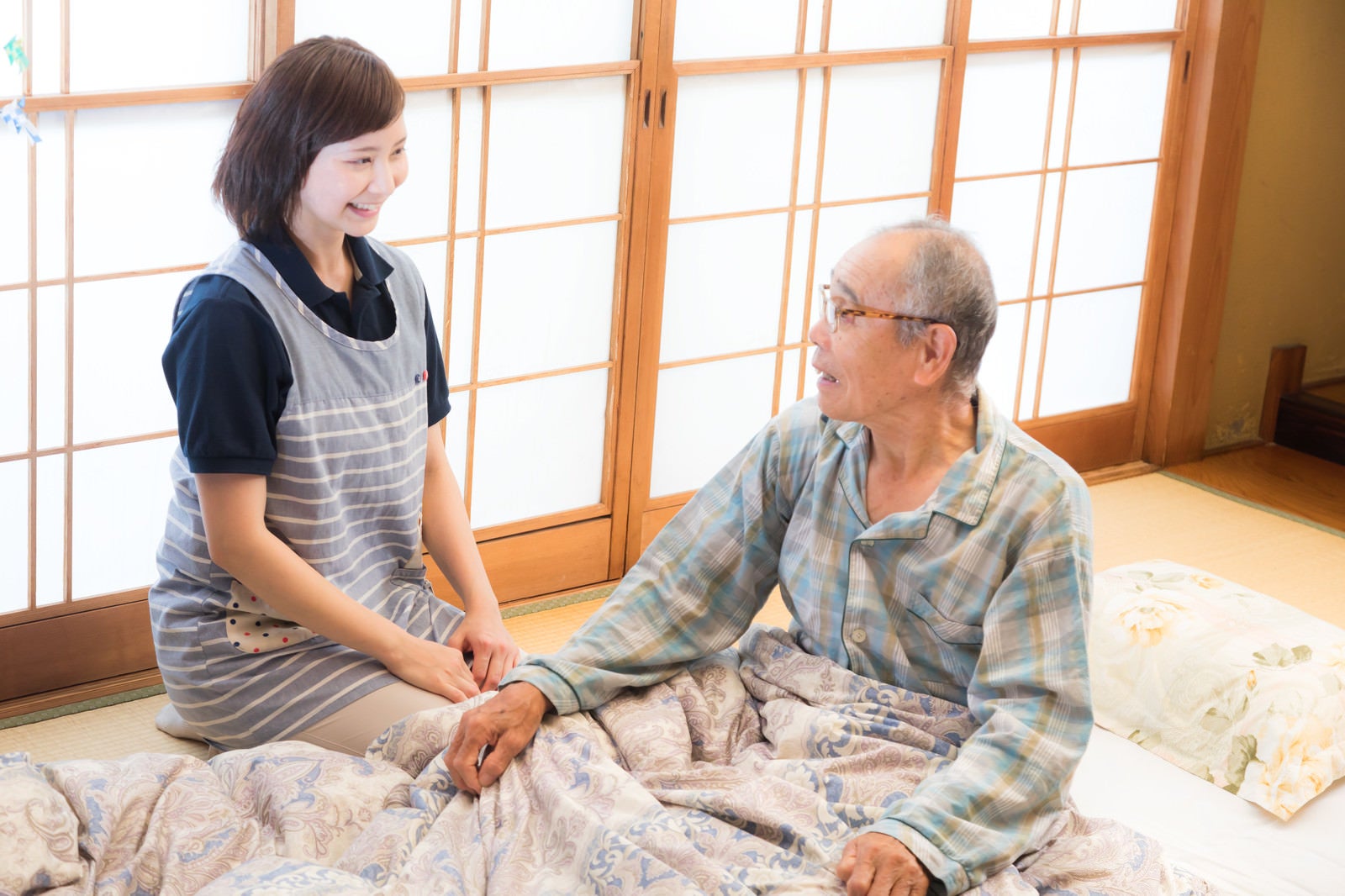 「出張介護の女性と話すお爺さん」の写真［モデル：まーちゃん yumiko］