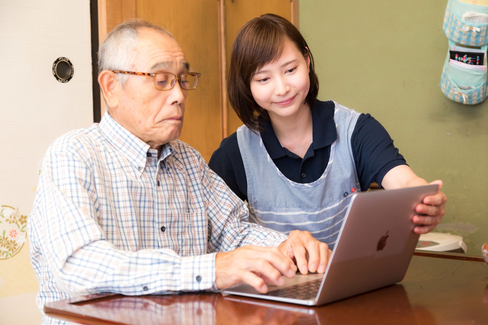 「パソコン講習中の高齢者と介護士」の写真［モデル：まーちゃん yumiko］