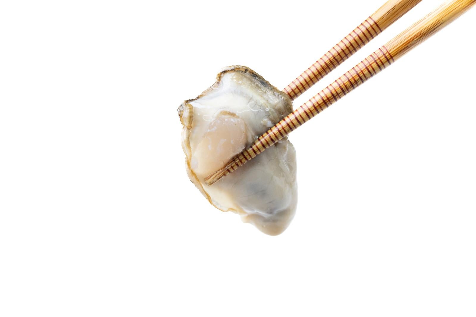 「箸で摘まんだ生牡蠣の詩」の写真