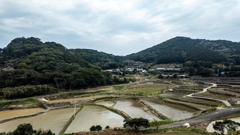 春日集落の棚田と山間の集落