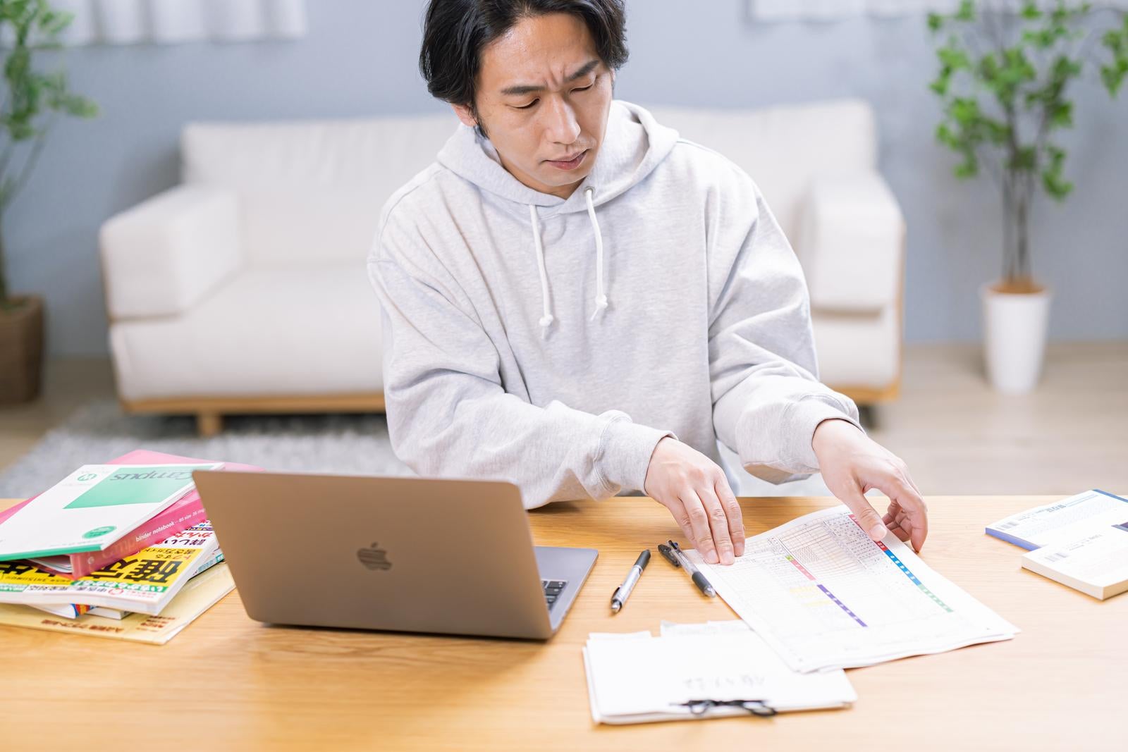 「在庫管理と出品管理に余念がない几帳面な転売屋」の写真［モデル：大川竜弥］