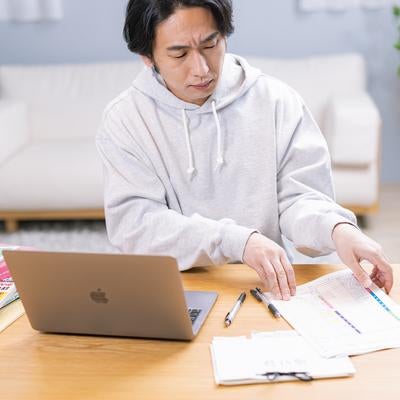 在庫管理と出品管理に余念がない几帳面な転売屋の写真