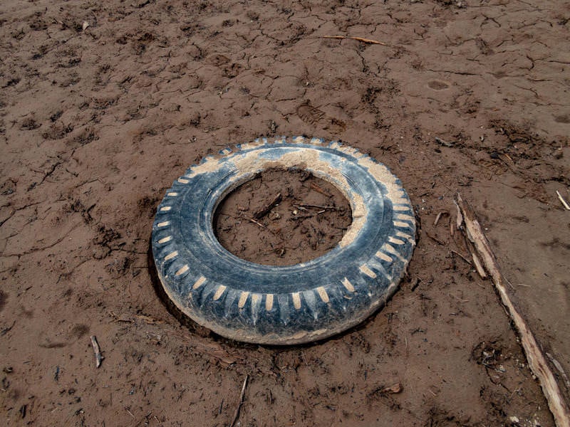 干上がった湖底に埋まる廃タイヤ