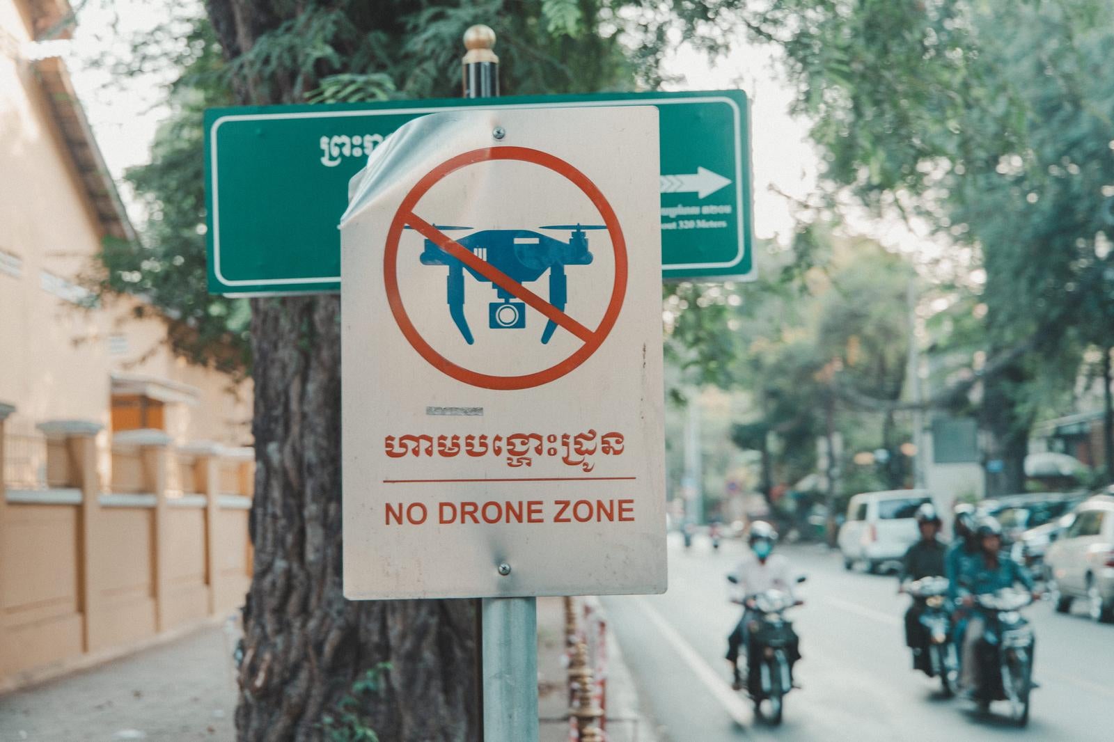 「「NO DRONE ZONE」と書かれた立て看板」の写真