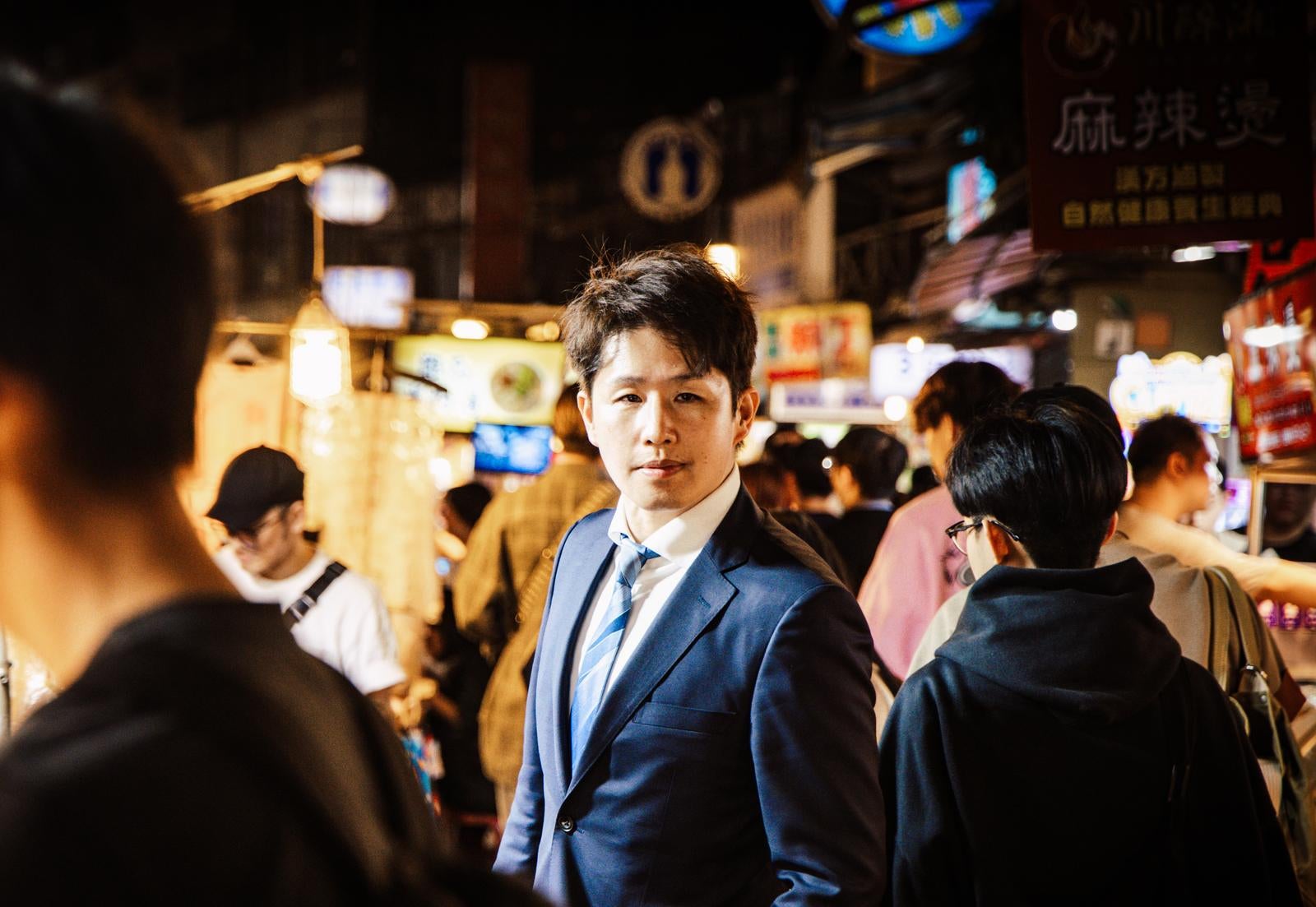 「買い物するたびに安すぎてこっち見てくる」の写真［モデル：野崎繁裕］