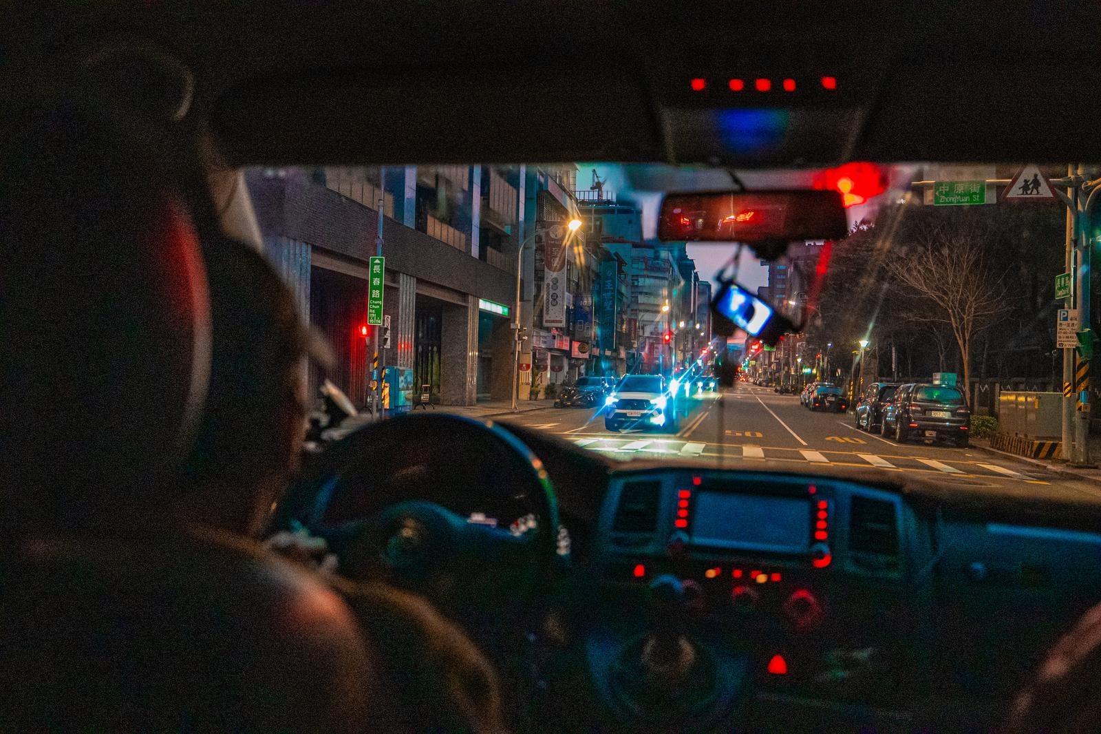 「運転席越しに見た対向車のヘッドライト」の写真