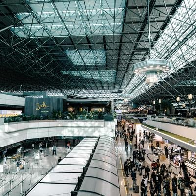 ガラス天井が印象的な国際空港の出発ロビーの素材