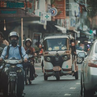 活気あふれる市街地を行き交うバイクとトゥクトゥクの素材