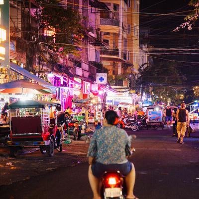 異国のネオンに照らされた夜の喧騒の写真