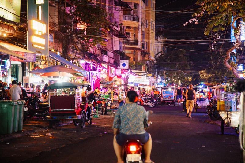 異国のネオンに照らされた夜の喧騒の写真