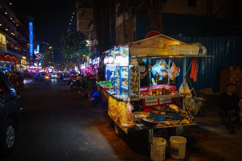 夜のアジア通りで香るストリートフードの写真