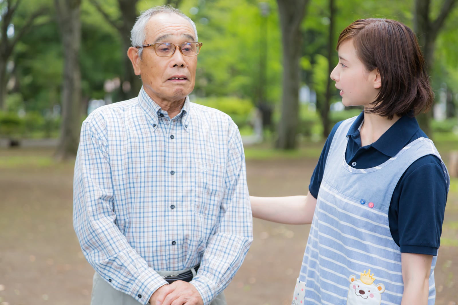 「ひとりで外出してしまった老人と心配する介護士」の写真［モデル：まーちゃん yumiko］
