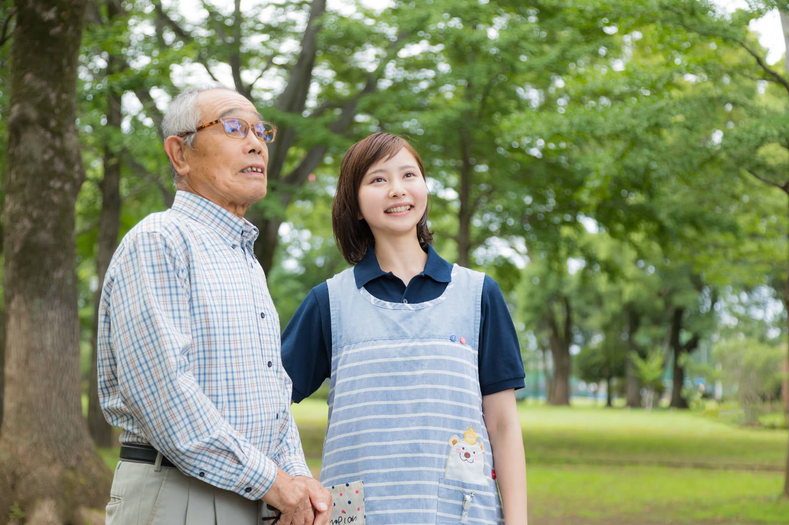 「外出する高齢者と付添の介護士」の写真［モデル：まーちゃん yumiko］