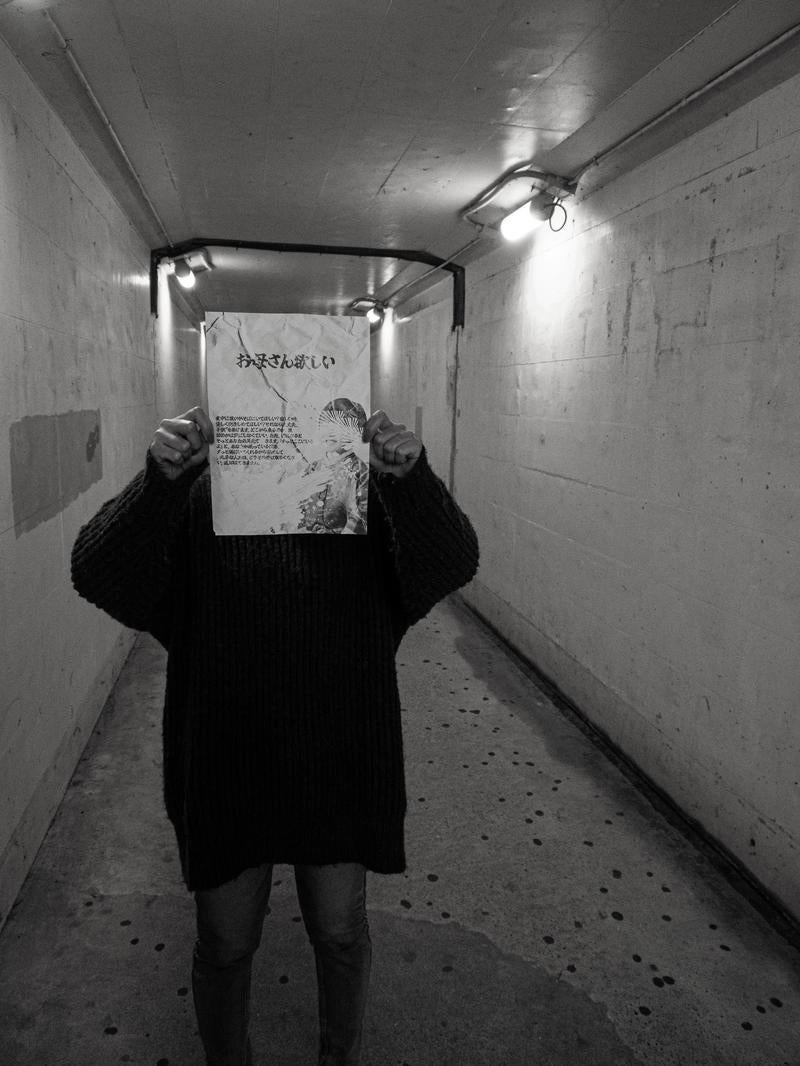 「地下通路で出会う怪文書の使者」の写真