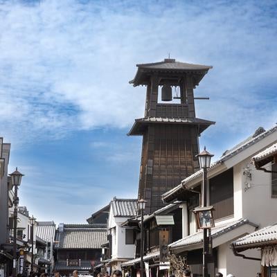 川越の観光地にある時の鐘の様子の写真
