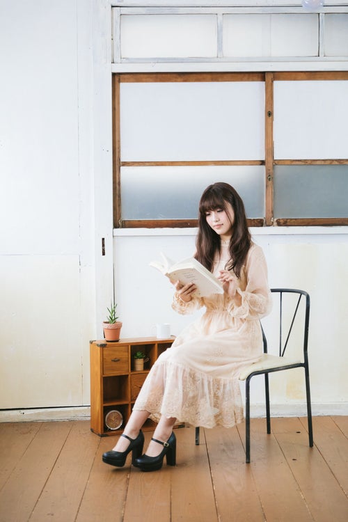 レトロ感ある空間で読書する女子の写真