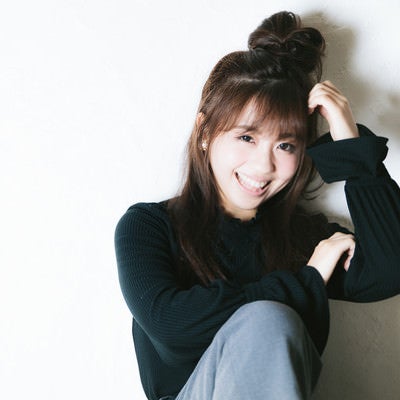 眩しい笑顔で微笑む若い女性のポートレートの写真