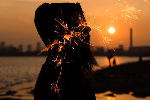 夕焼けと線香花火のフォトモンタージュの写真