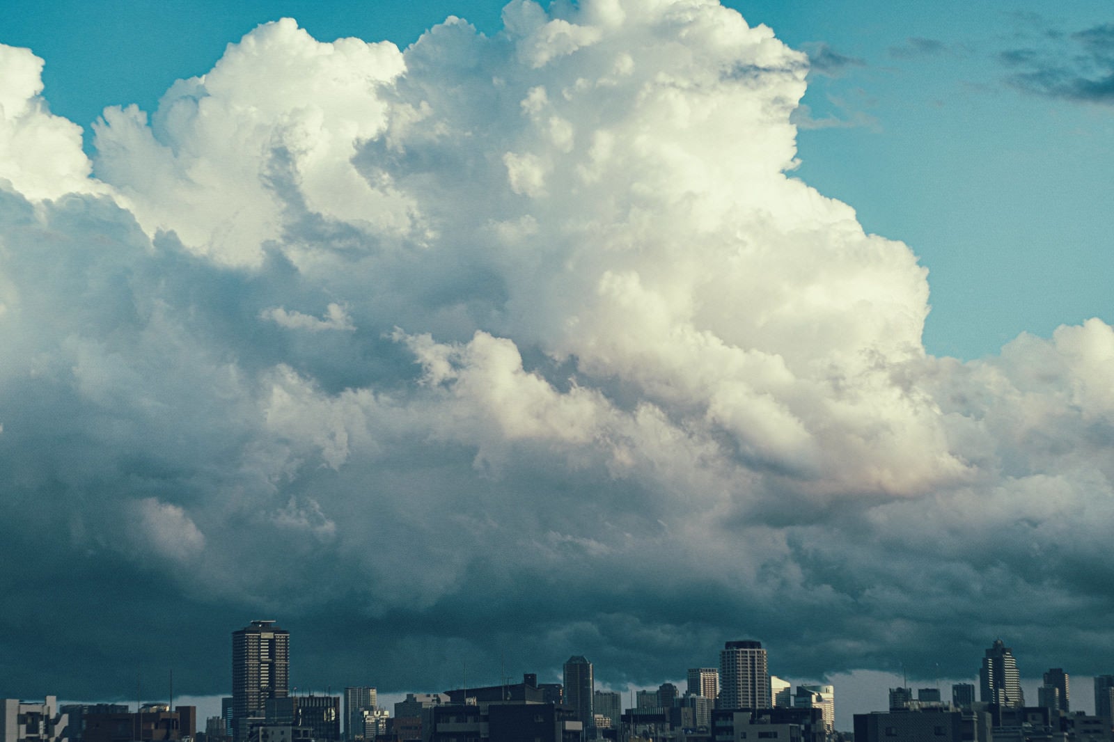 「上空に大きな雨雲」の写真