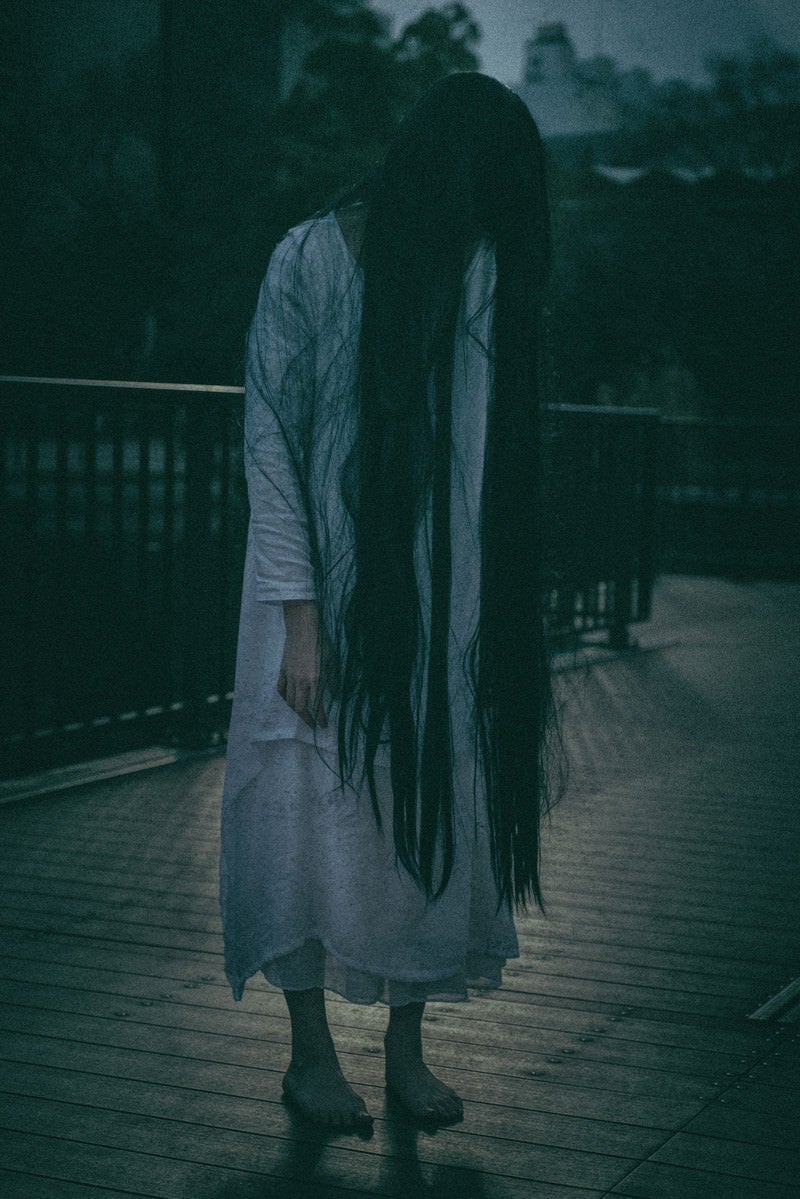 「仄暗い闇に佇む女性」の写真［モデル：緋真煉］