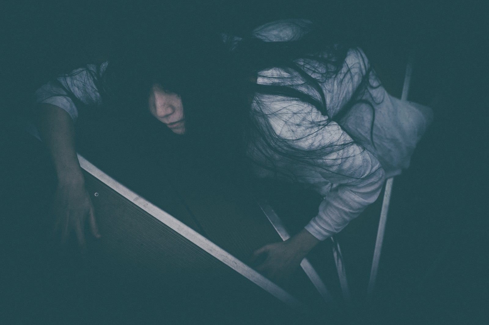 「階段途中で熱中症により倒れた女性」の写真［モデル：緋真煉］