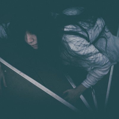 階段途中で熱中症により倒れた女性の写真
