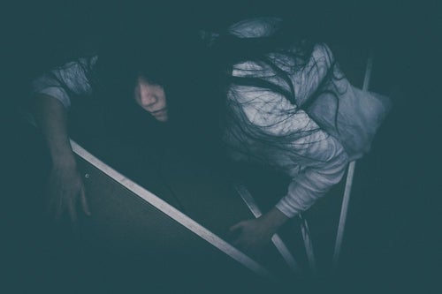 階段途中で熱中症により倒れた女性の写真