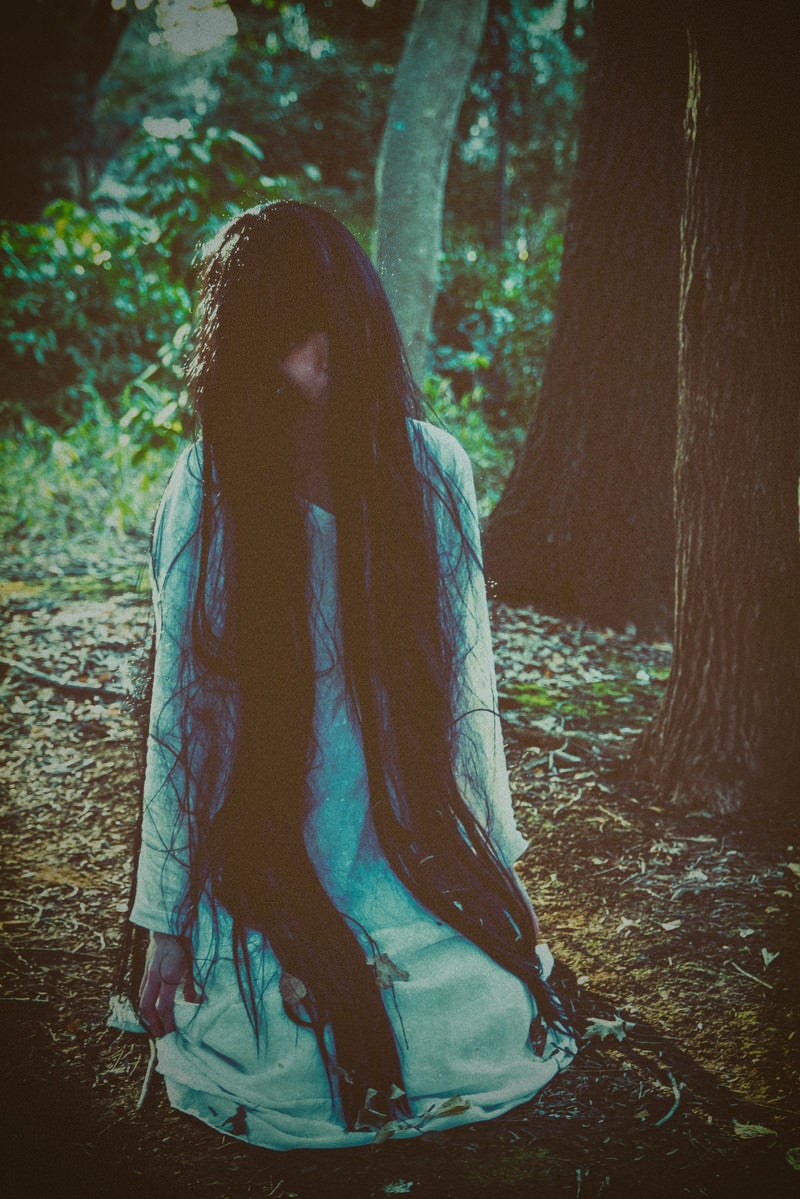 「森の奥深くで出会った女性の音量」の写真［モデル：緋真煉］