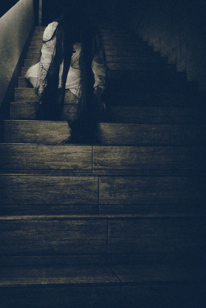 「決してのぼってはいけない階段」の写真［モデル：緋真煉］