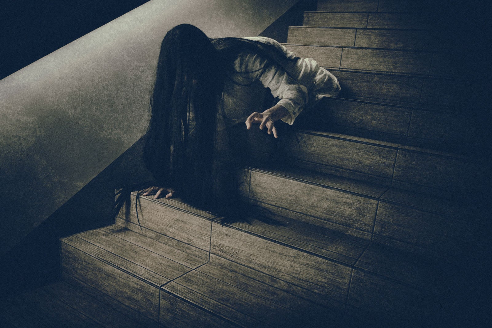「階段を下りるのに伸びた髪が邪魔になる女性」の写真［モデル：緋真煉］